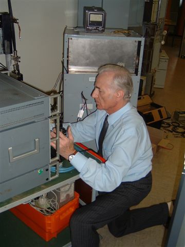 DL4FX beim Abgleich der AMSAT-Weiche