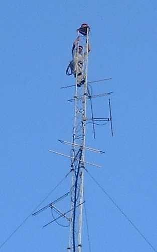 An den 4 UKW Sendeantennen (at the 4 VHF TX antennas)