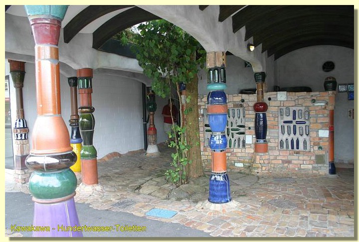Kawakawa-Hundertwasser-Toiletten 02.jpg