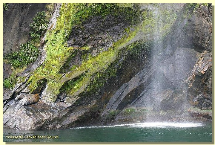 Wasserfall am Milford Sound.jpg