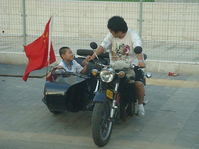 motorradmitbeiwagenuchinaflagge.jpg