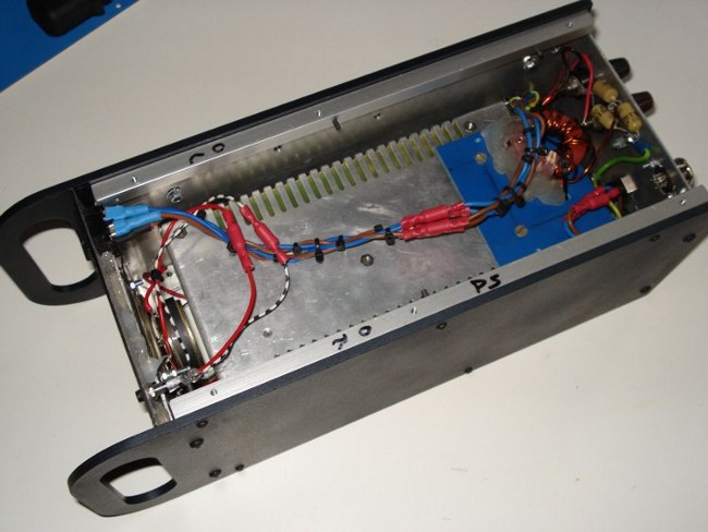innen_leben_netzteil_unten.jpg (59941 bytes)