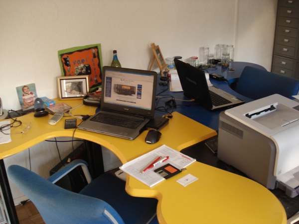 desk_with_laptops_and_printers.jpg (26011 Byte)