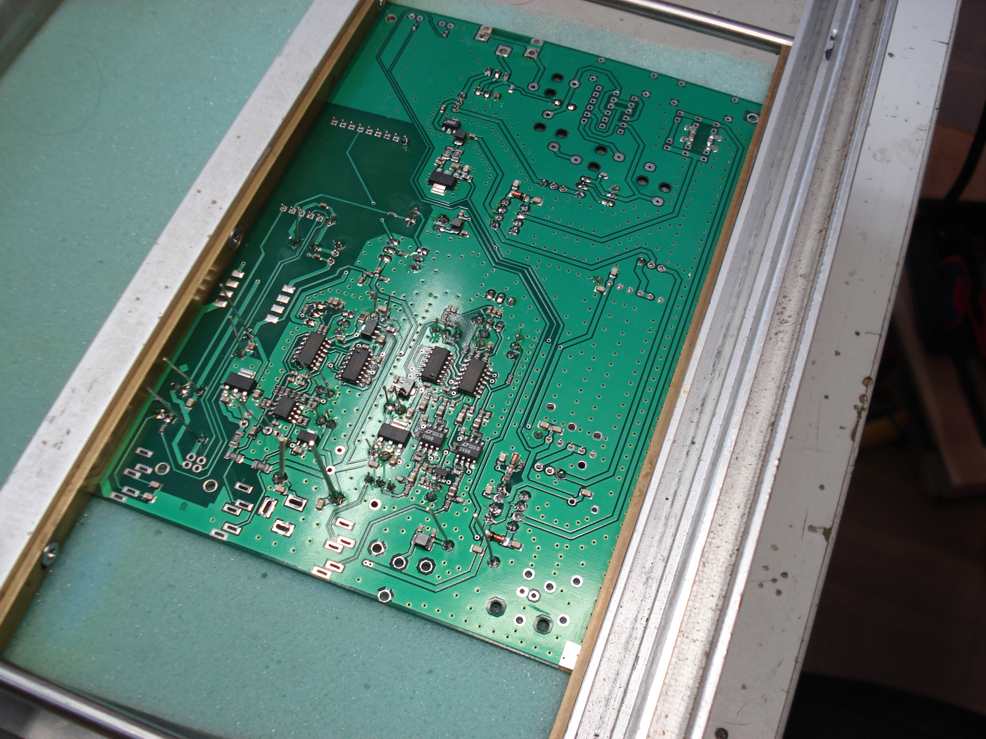 sdr_one_13_pcb_in _fixture_soldering_cutting_throughole_components.jpg (85532 Byte)
