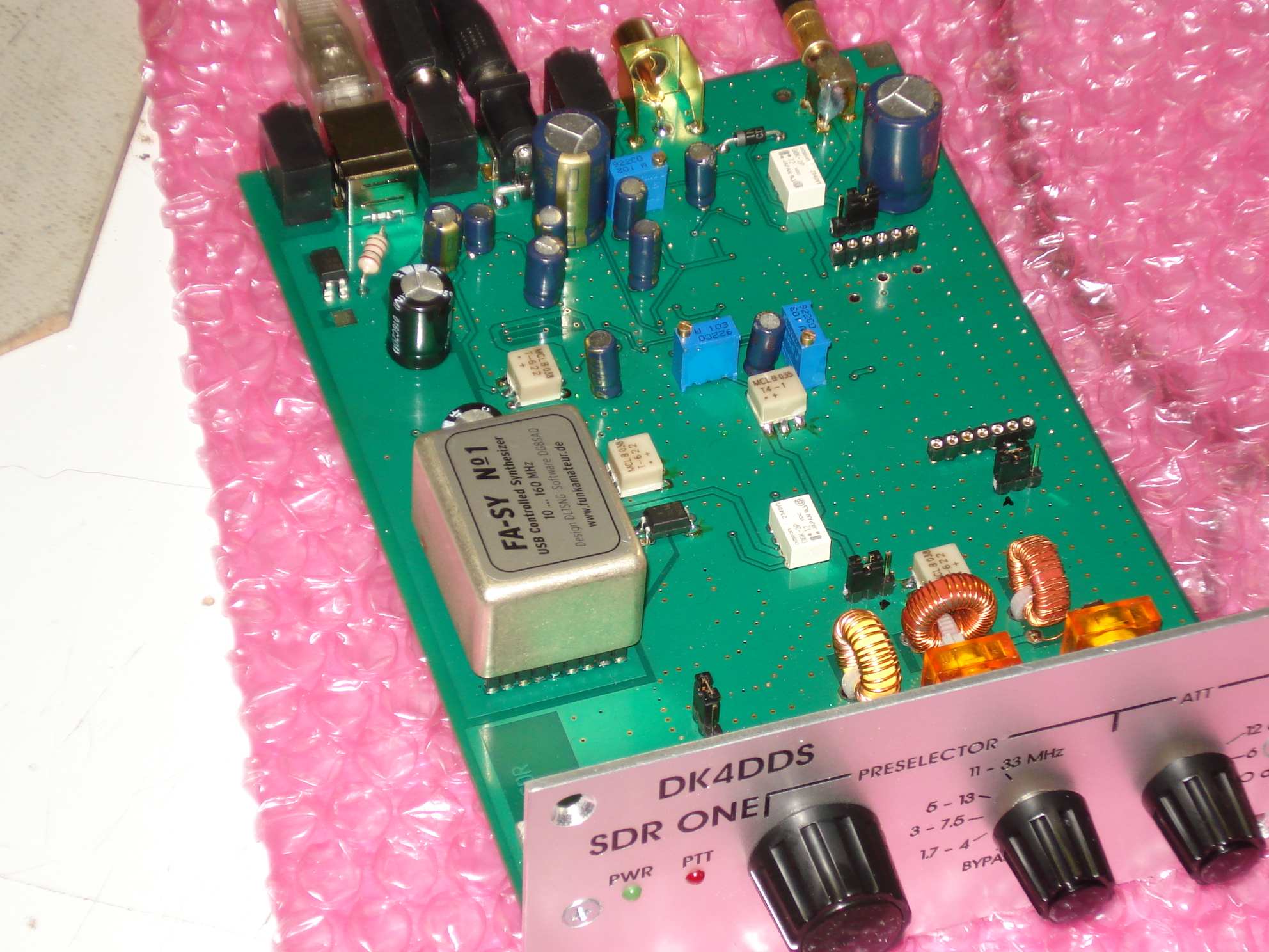 sdr_one_1_FA-SDR_PCB_under_test.jpg (234064 Byte)