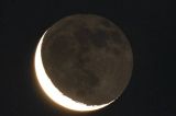 Dunkler Mond mit heller Sichel